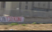 striscioni davanti al policlinico per il ragazzo colpito da meningite