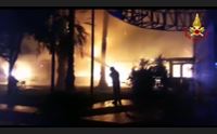 cagliari incendio distrugge una pizzeria paura in via darwin