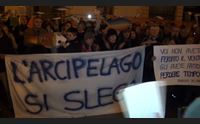 la maddalena le sardine sbarcano in sardegna no alla politica degli insulti