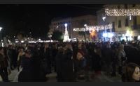 il battesimo delle sardine a cagliari bagno di folla in piazza garibaldi