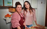 natalia e veronica in cucina per preparare le tipiche polpette ucraine
