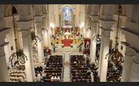 cagliari l abbraccio dei fedeli al nuovo arcivescovo giuseppe baturi
