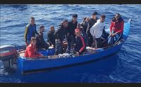 cagliari migranti all arrembaggio nell isola 135 sbarchi in 24 ore