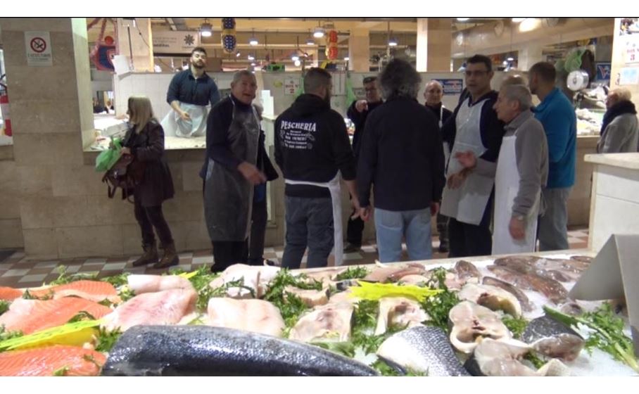 Cagliari Si Ferma Il Mercato Di San Benedetto Protesta Nei Box Videolina