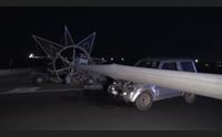capoterra paura sulla 195 la torre faro crolla su un auto