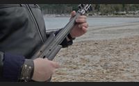 uno strumento musicale con le canne spiaggiate al poetto