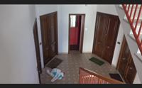 tute e guanti utilizzati per i tamponi abbandonati in un palazzo panico a nuoro