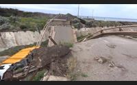 a gonnesa crolla un ponte precipita un camion tragedia sfiorata