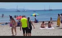 cagliari al poetto con le giuste distanze sole e mare in sicurezza