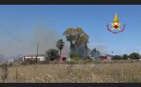 cagliari vasto incendio a molentargius evacuate due case a medau su cramu