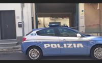 tragedia a nuoro si affaccia dal balcone e cade muore una donna