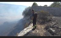 uri inferno di fuoco enorme rogo visibile a chilometri di distanza