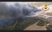 sassari a fuoco la discarica di scala erre nube tossica preoccupante