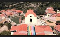 arzachena il turismo social brillano i colori della scalinata arcobaleno