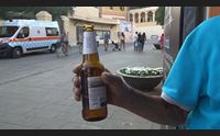 alghero il sindaco no alle bottiglie di vetro in strada scatta la multa