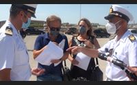 porto torres i passeggeri all arrivo in sardegna felici dei controlli