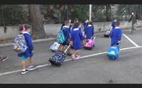 scuola i bambini in classe hanno bisogno di aiuto per capire le nuove regole