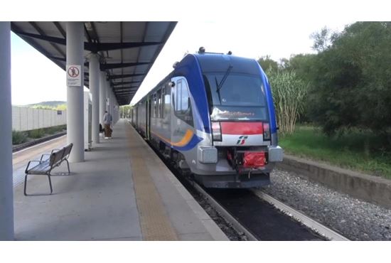 IN SERVIZIO IL TRENO ''SWING'' IN SARDEGNA, I PASSEGGERI: «COMODO E VELOCE»  - Videolina