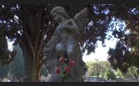 iglesias in cimitero con la mascherina nel rispetto delle regole