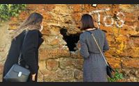 alghero un mini presepe nel muro in via eleonora d arborea