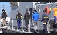 migranti sbarchi senza soste finanza in mare durante le feste