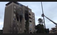 natale di paura a cagliari fiamme in un palazzo inquilini intrappolati