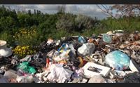 cagliari blitz della polizia metropolitana tra i rifiuti abbandonati