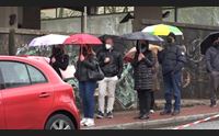 nuoro dopo lo stop riprendono i vaccini in fila sotto la pioggia