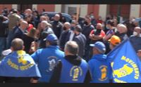 protesta per le serrate tensione a nuoro davanti alla prefettura