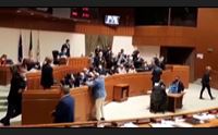 dopo la rissa il mea culpa del consiglio regionale tutti colpevoli