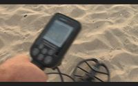 tortol i volontari puliscono la spiaggia con il metaldetector