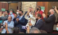puigdemont libero in piazza da eroe alghero in festa con i catalani