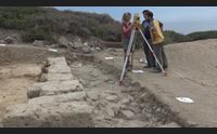 cabras nel cuore di tharros spuntano i resti di un edificio pubblico