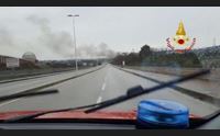sassari fuoco e fiamme al campo rom chiusa la strada per ittiri
