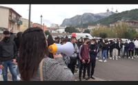 studenti in piazza a siniscola rischiamo la vita per entrare a scuola