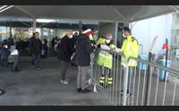 olbia la gente in fila negli hub in attesa della stretta di natale