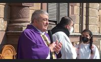 ittiri la messa davanti all ospedale occupato la chiesa vi vicina