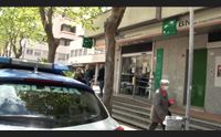 mascherina e armi finte rapina in banca in pieno centro a nuoro