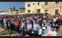 alghero l emozione delle frecce tricolori in volo davanti ai bastioni