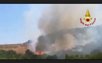 incendi molti interventi nel cagliaritano a villa d orri in volo un canadair