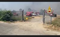 incendi giornata difficile ad assemini il fuoco minaccia le case