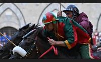palio di siena il fantino sardo tittia primo in piazza del campo