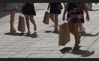 primo giorno dei saldi estivi a cagliari lo shopping batte il caldo