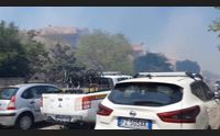 nuoro fiamme vicino alle case a quartu il fuoco su un balcone