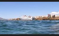 alghero barca di turisti incagliata sugli scogli paura tra i bagnanti