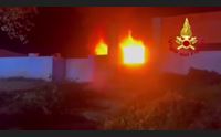 tempio raid incendiario in zona industriale a fuoco un capannone