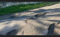 carbonia incidenti e strade dissestate a barega protestano i residenti