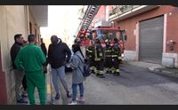 selargius esplosione e fiamme in un appartamento ferito un 43enne