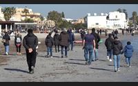 la domenica di sole porta i cagliaritani al poetto meglio delle hawaii
