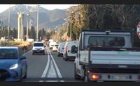 statale 195 al mattino lungo serpentone d auto e lavori in corso